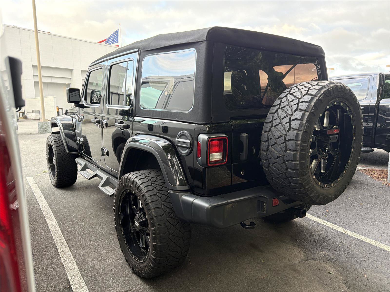 Used 2018 Jeep Wrangler Unlimited Sahara AWD/4WD image 6