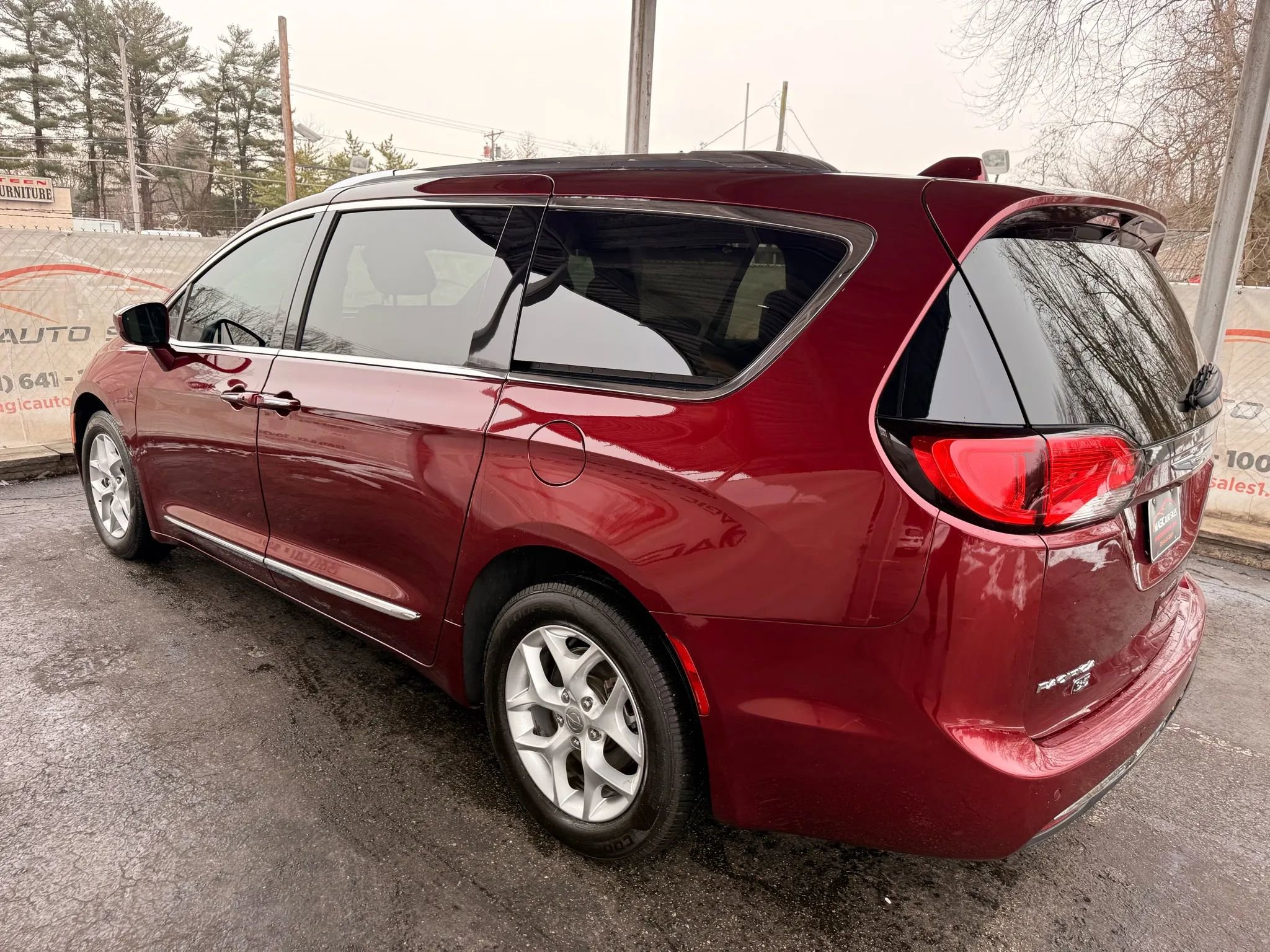 Used 2020 Chrysler Pacifica Touring-L image 12
