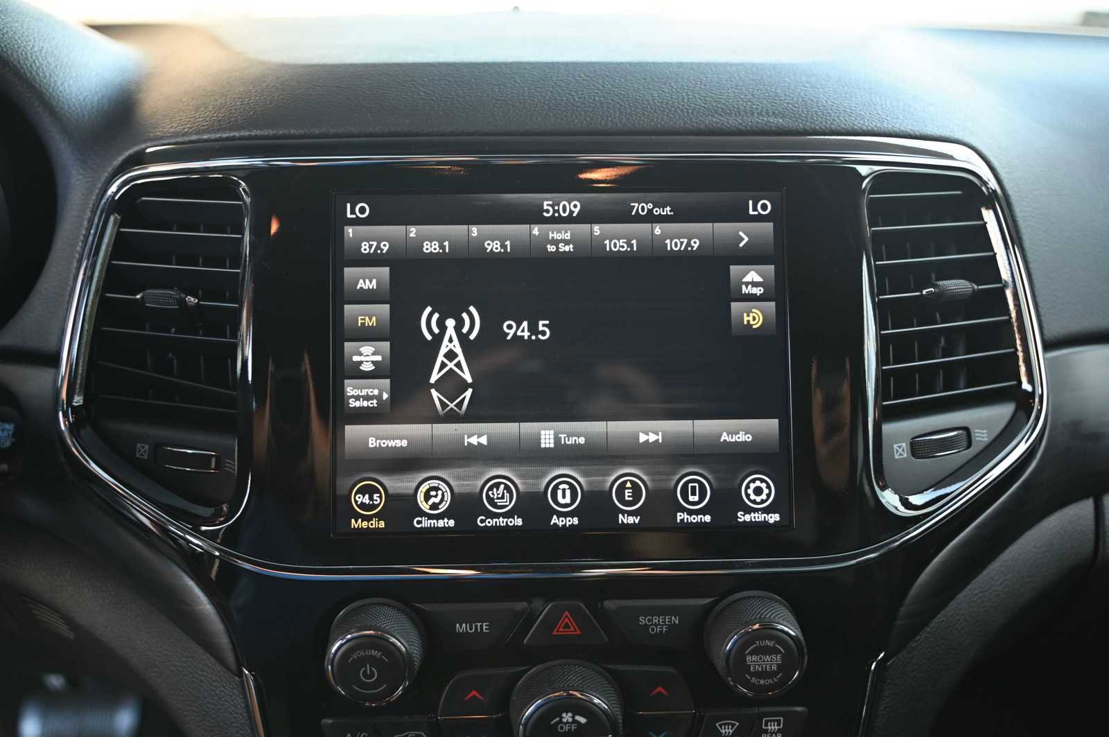 Used 2019 Jeep Grand Cherokee Altitude image 11