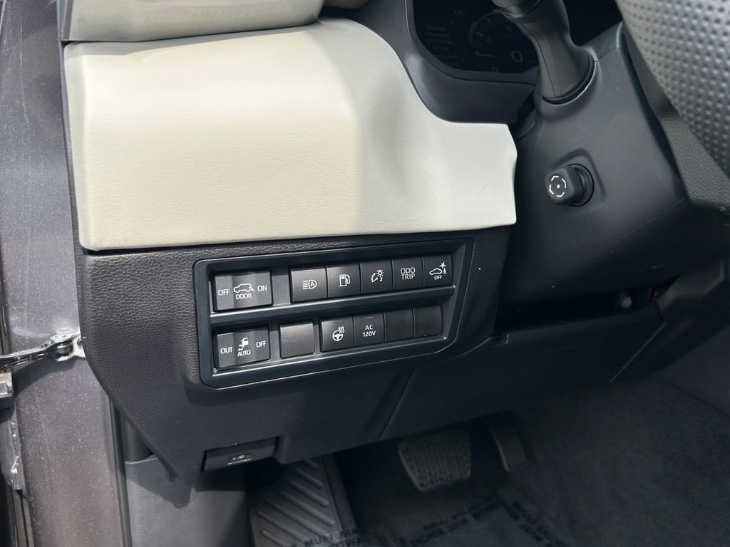 Used 2025 Toyota Sequoia Capstone image 22