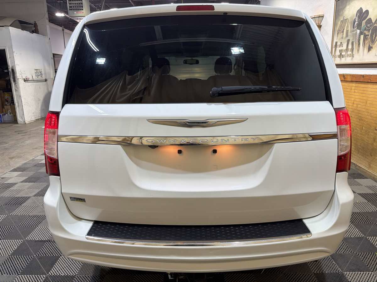 Used 2014 Chrysler Town & Country Touring FWD image 4