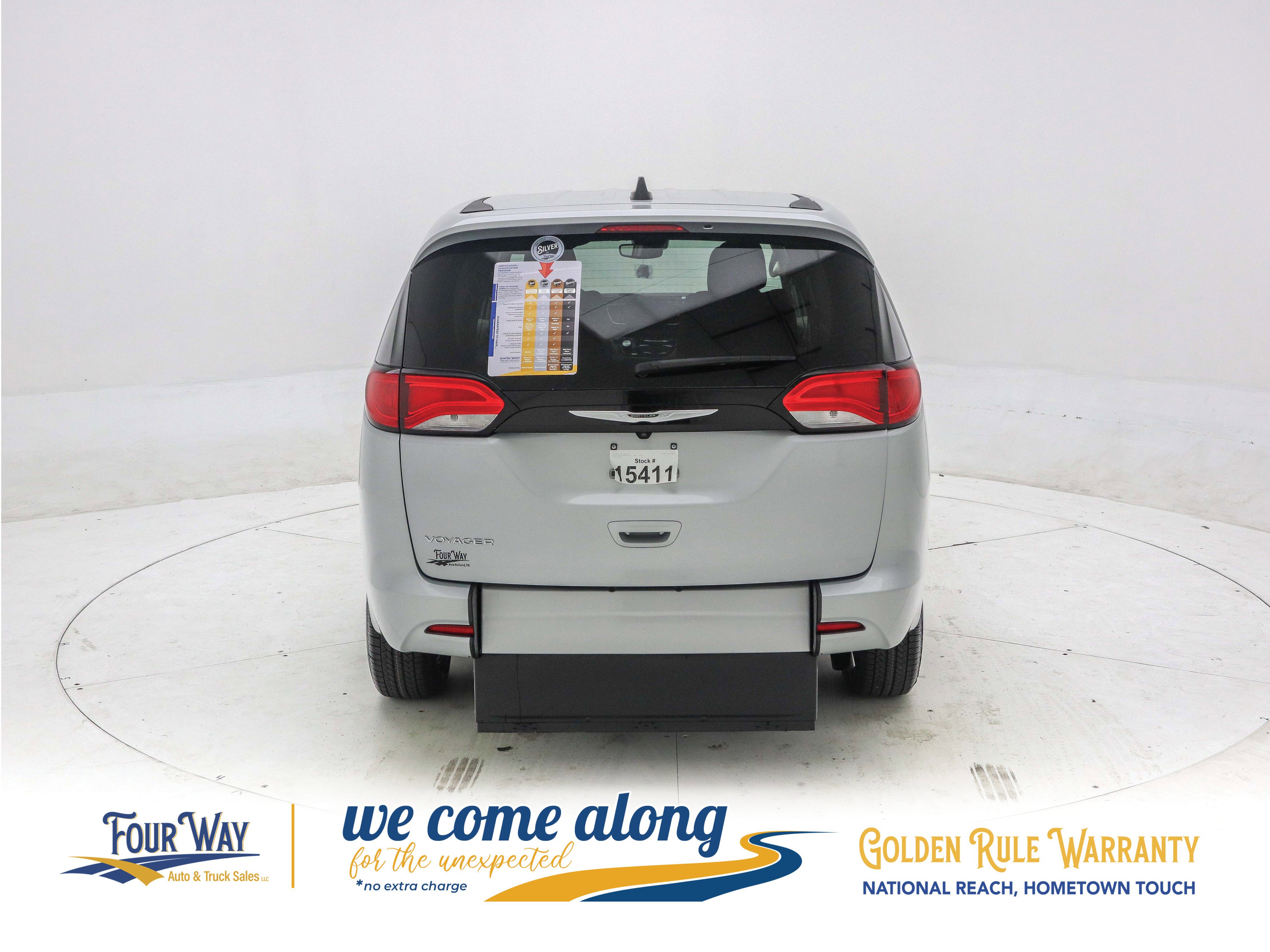 Used 2023 Chrysler Voyager LX image 6