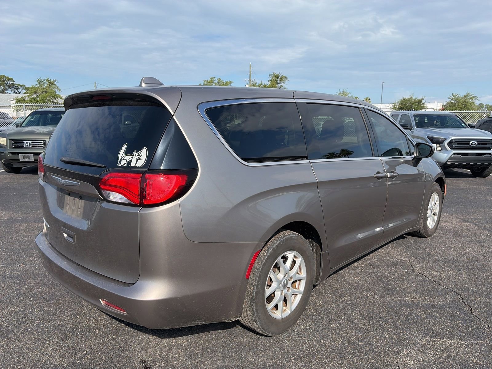 Used 2017 Chrysler Pacifica Touring FWD image 7