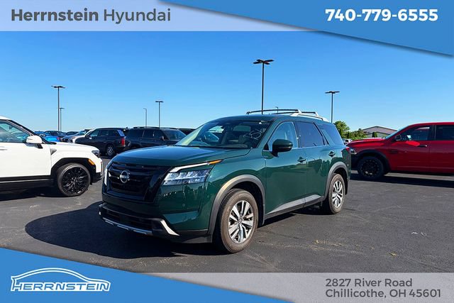 Used 2024 Nissan Pathfinder SL w/ Black Appearance Package AWD/4WD image 3