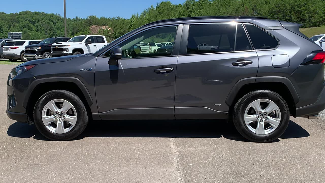 Used 2020 Toyota RAV4 LE w/ Carpet Mat Package AWD/4WD image 4
