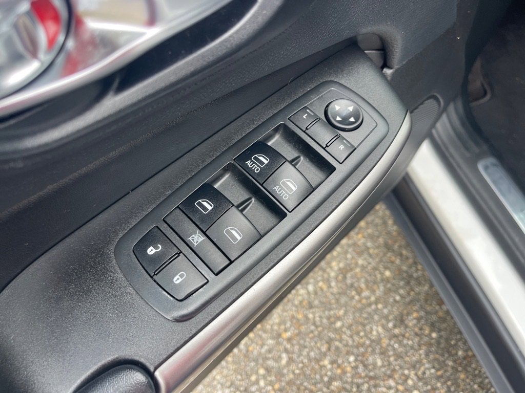 Used 2019 Jeep Cherokee Limited w/ Luxury Group image 8