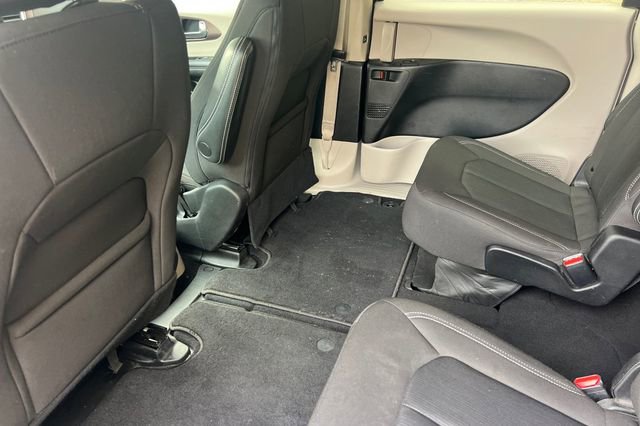 Used 2023 Chrysler Voyager LX image 16