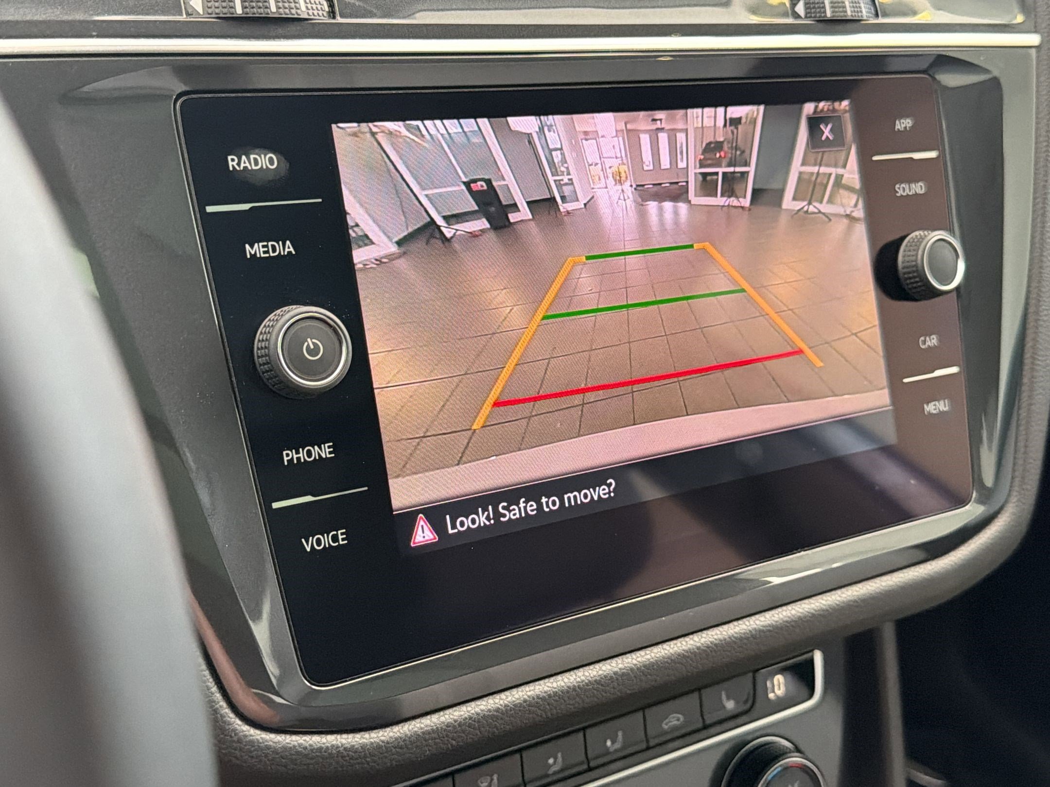 Used 2021 Volkswagen Tiguan SE w/ Panoramic Sunroof Package image 25