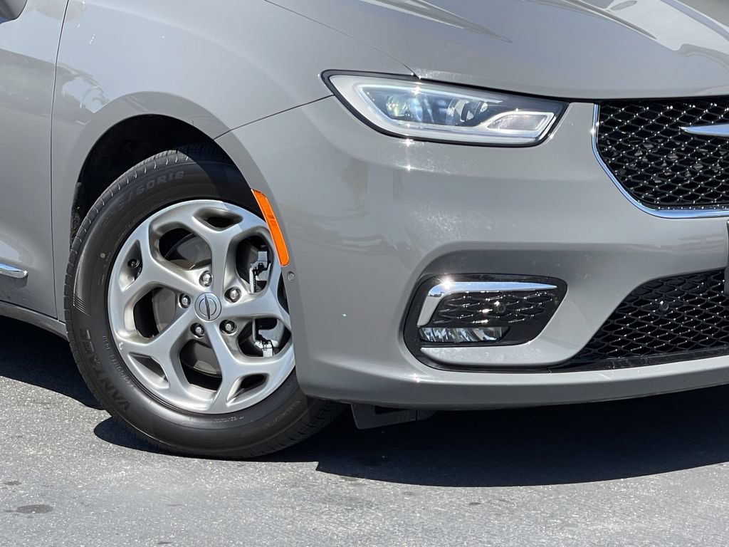 Used 2022 Chrysler Pacifica Limited FWD image 3