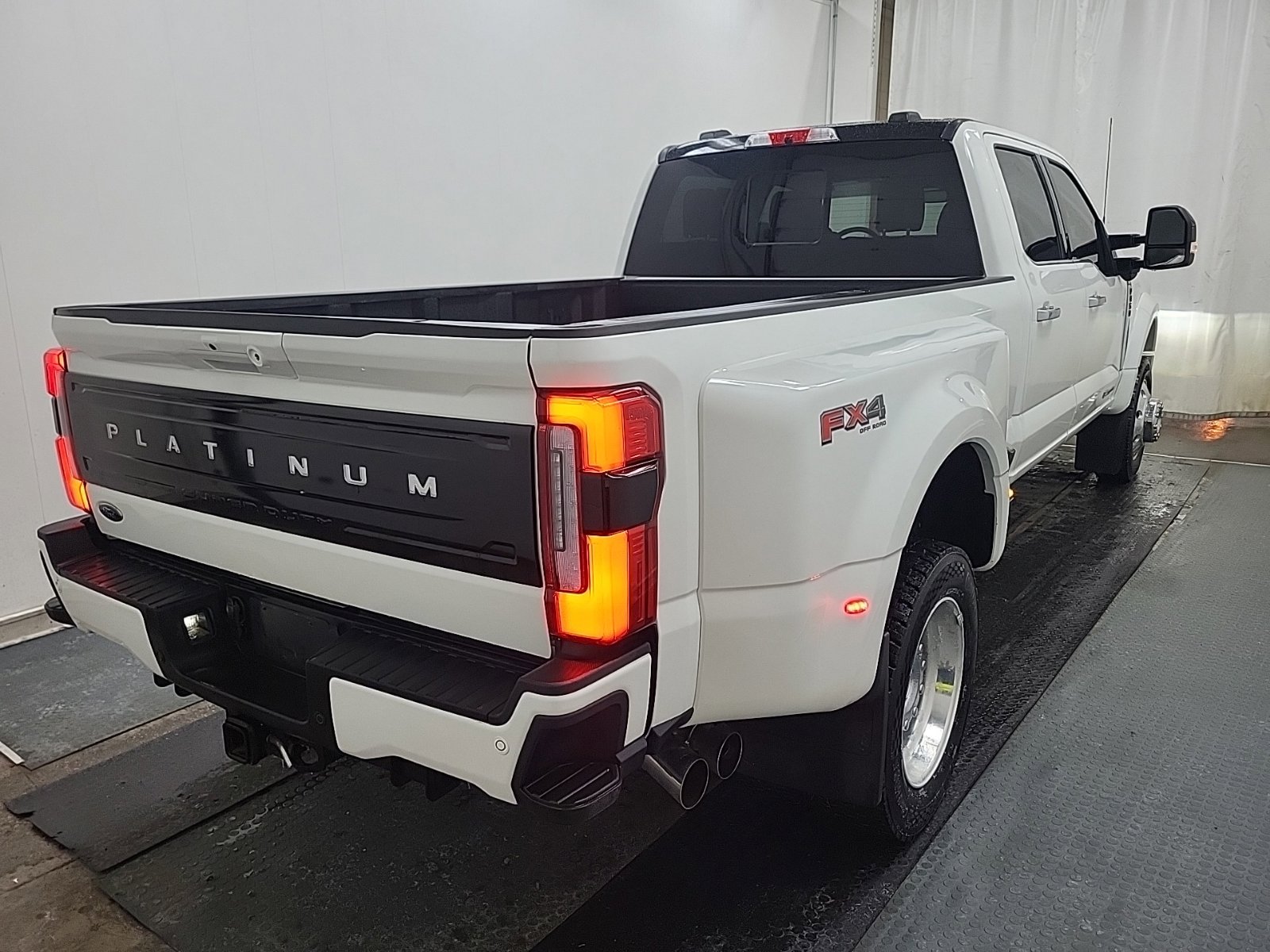 Used 2025 Ford F450 Platinum w/ Platinum Plus Package AWD/4WD image 3