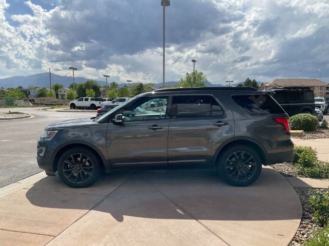 Used 2017 Ford Explorer XLT w/ Equipment Group 202A AWD/4WD image 4