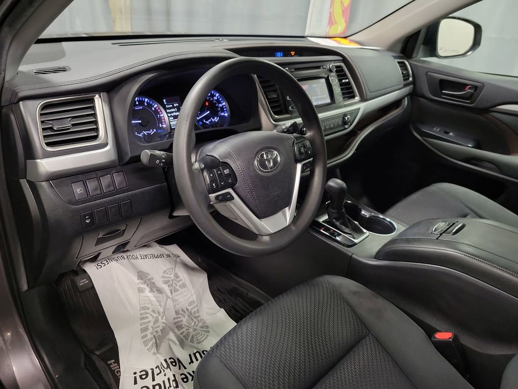 Used 2019 Toyota Highlander LE FWD image 14