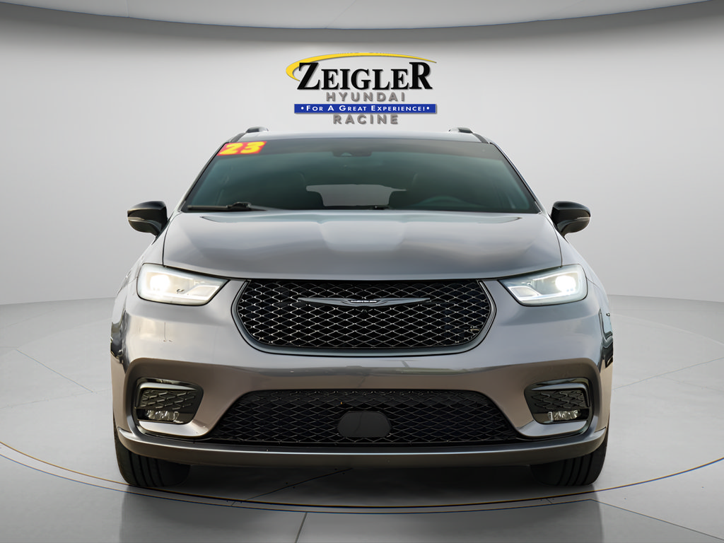 Used 2023 Chrysler Pacifica Limited w/ S Appearance Package AWD/4WD image 2