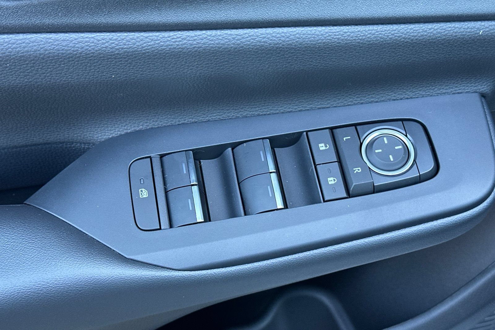New 2026 Toyota Prius Plug-In Hybrid FWD image 14