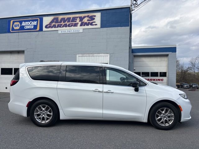 Used 2024 Chrysler Pacifica Touring-L image 6