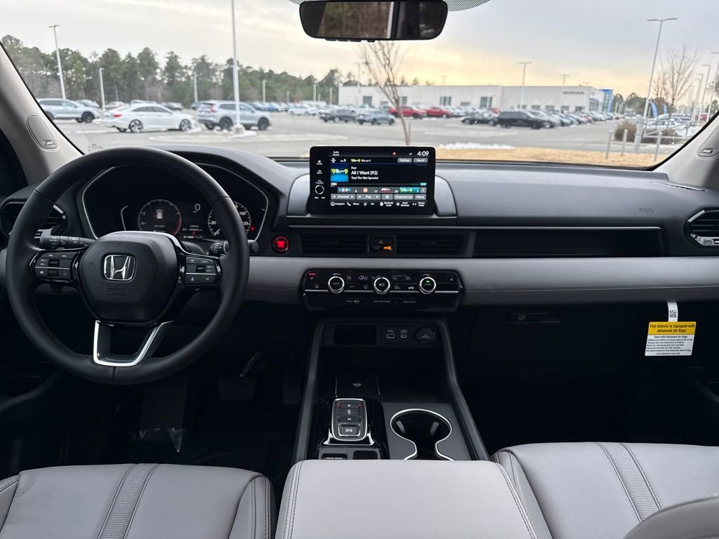 New 2025 Honda Pilot Touring image 14