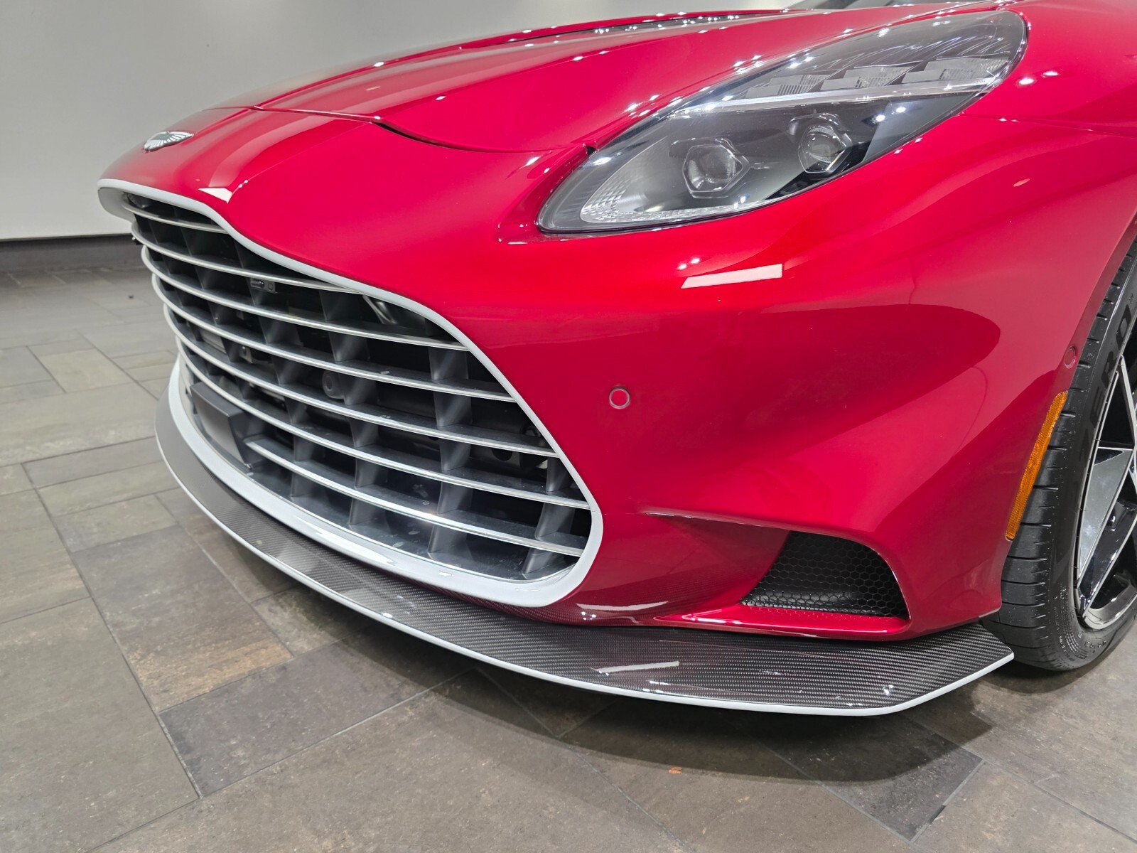 Used 2025 Aston Martin Vanquish RWD image 26