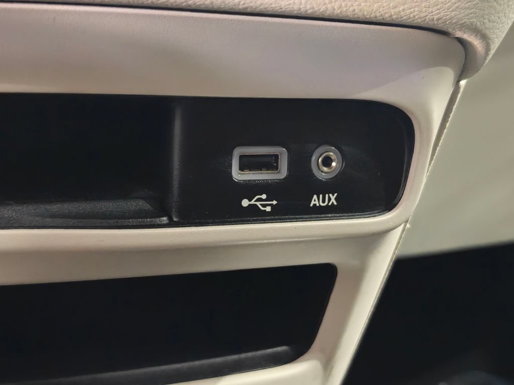 Used 2020 Chrysler Voyager L FWD image 41