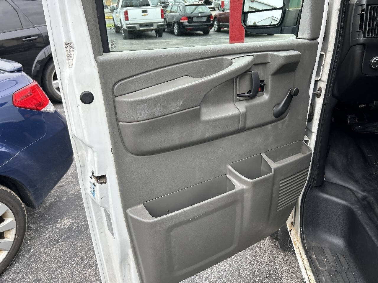 Used 2011 Chevrolet Express 2500 Extended RWD image 9