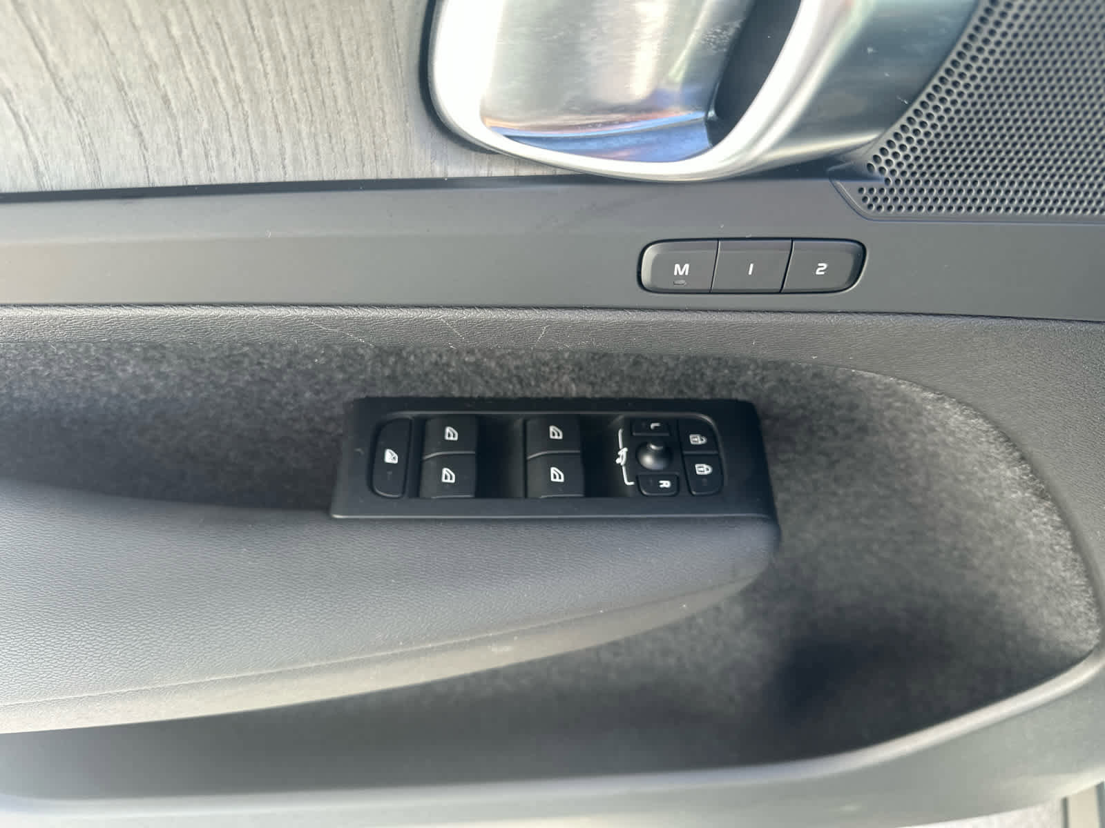 Certified 2023 Volvo XC40 B5 Core w/ Convenience Package image 17