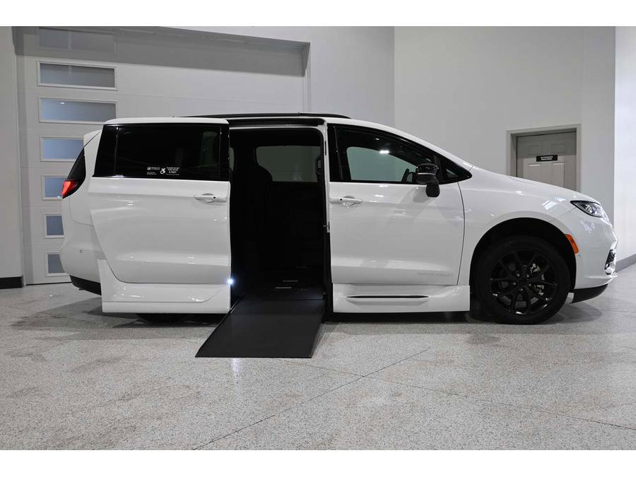 Used 2024 Chrysler Pacifica Touring-L w/ Uconnect Theater Family Group FWD image 17