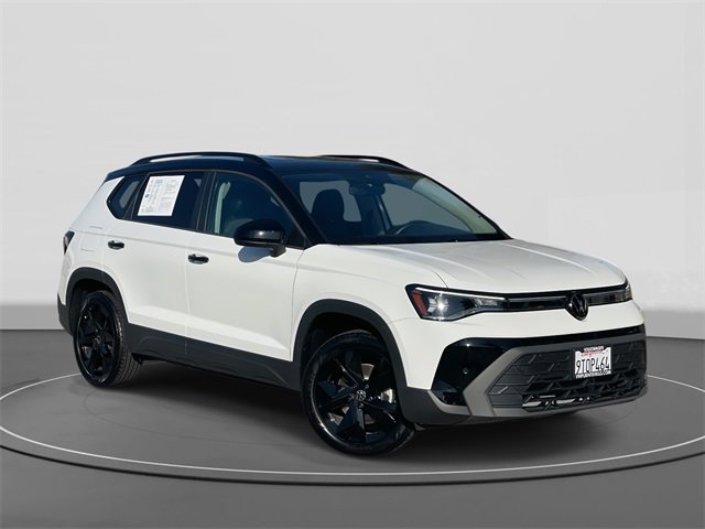 Used 2025 Volkswagen Taos SE image 1
