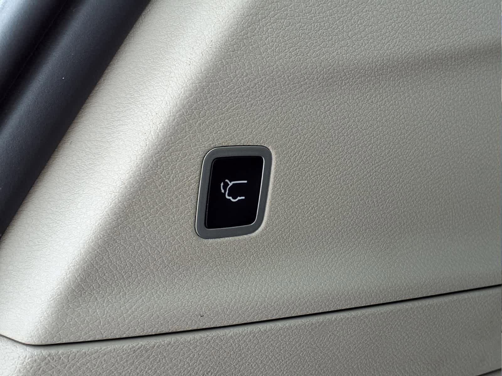 Used 2024 Chrysler Pacifica Touring-L FWD image 6
