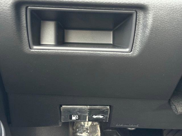 New 2025 Nissan Versa SR w/ Trunk Package FWD image 24