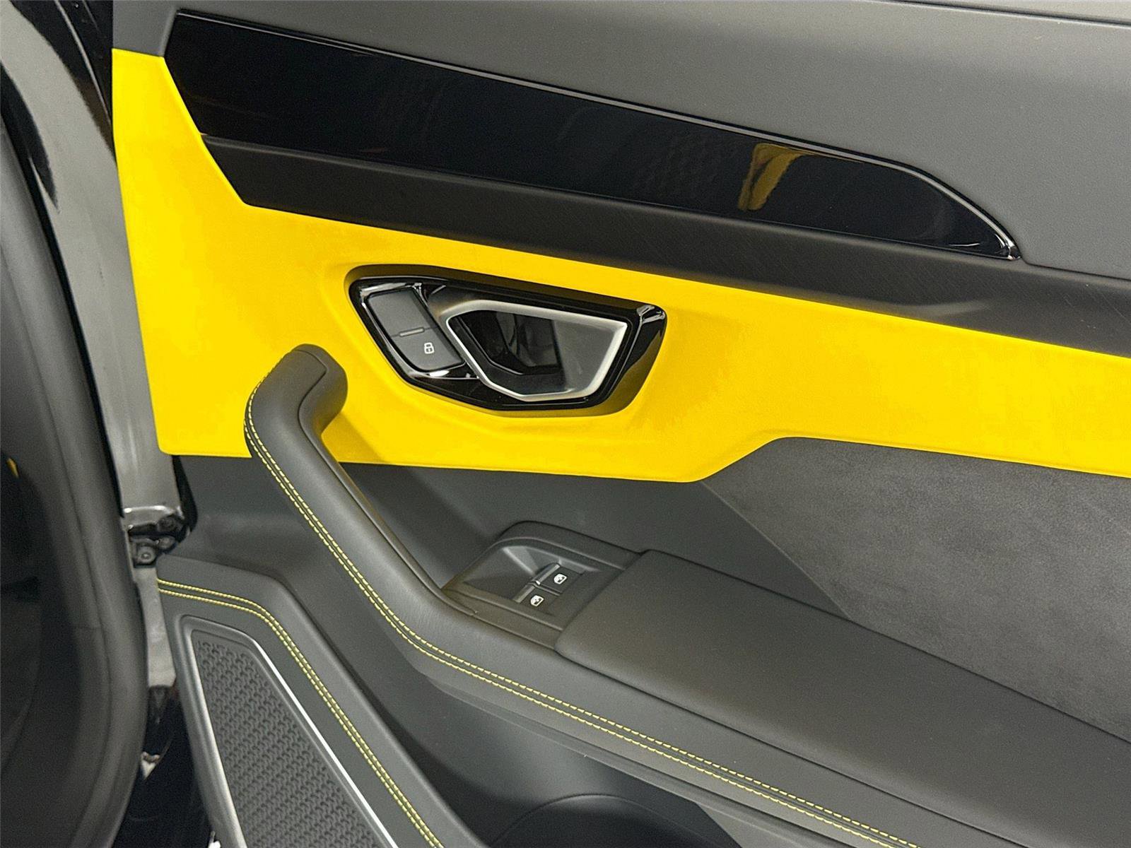 Used 2024 Lamborghini Urus S image 32