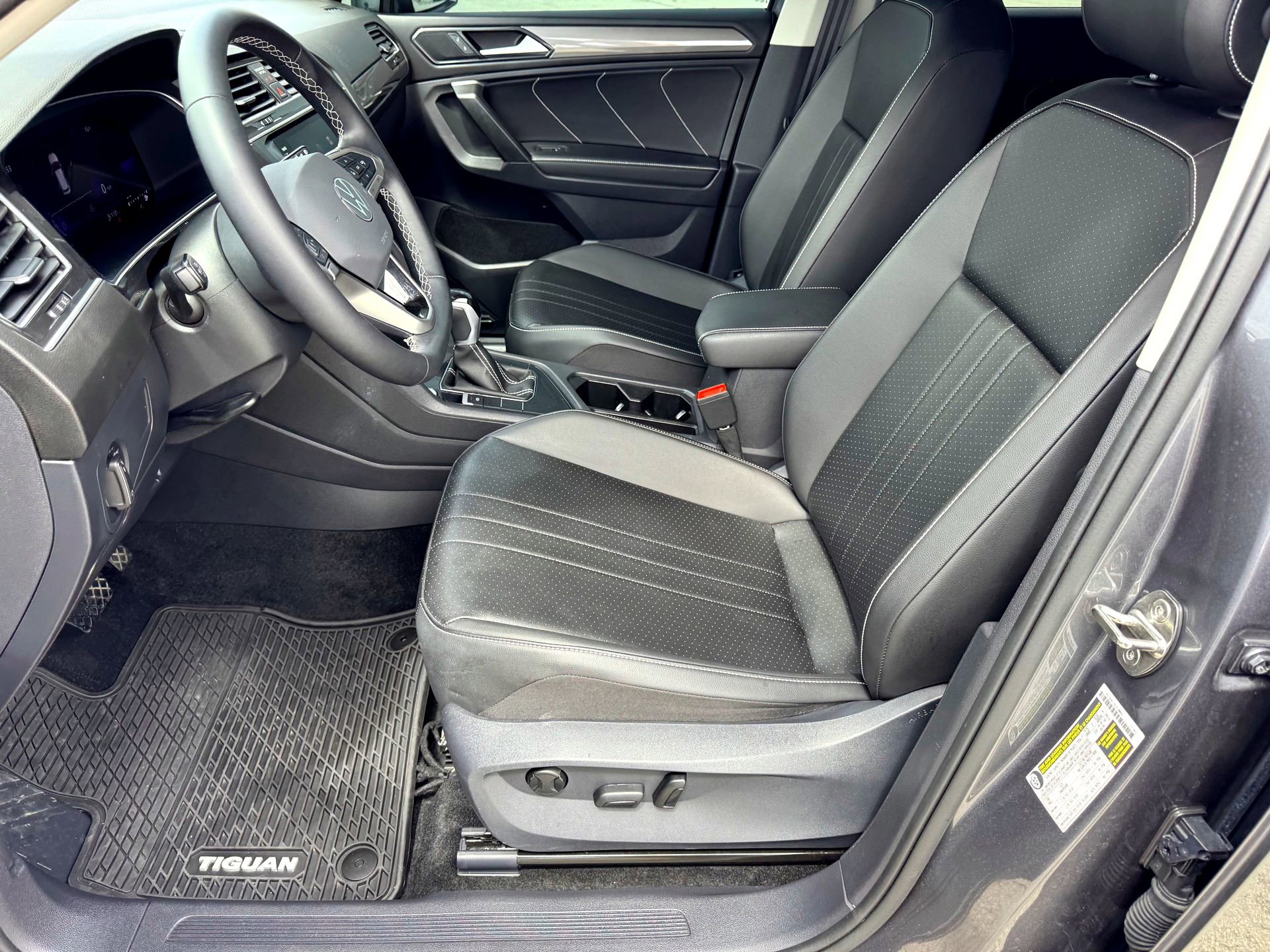 Used 2024 Volkswagen Tiguan SE FWD image 12