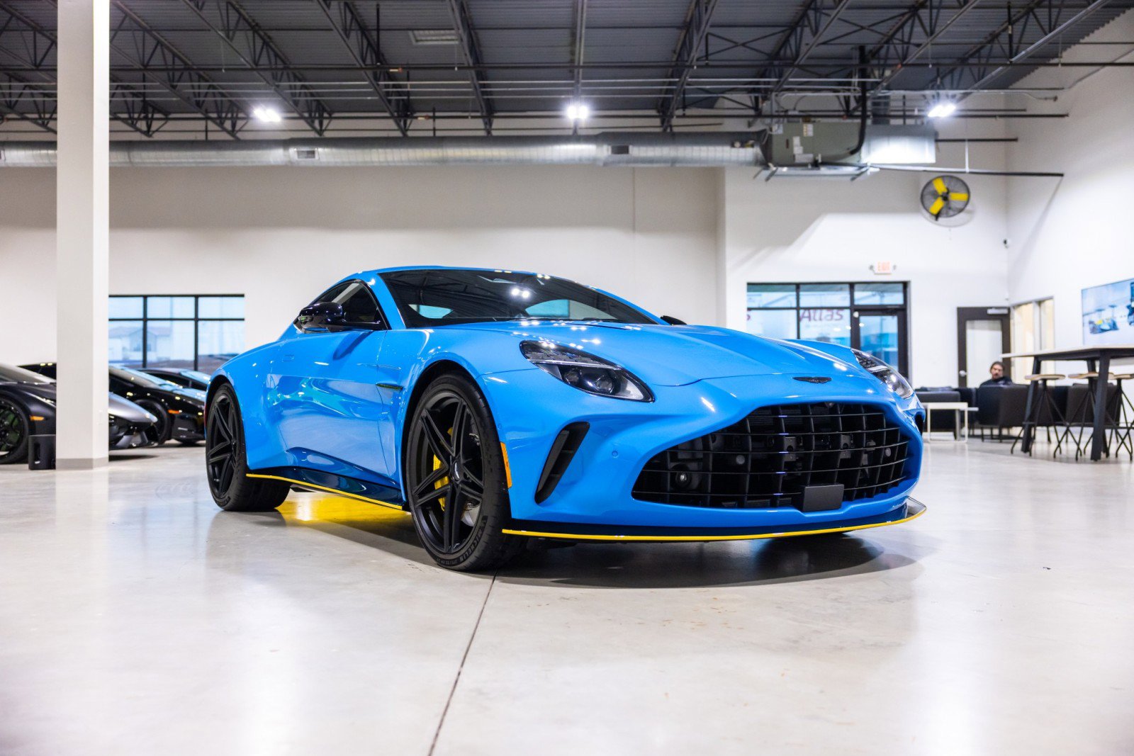 Used 2025 Aston Martin V8 Vantage Coupe image 3