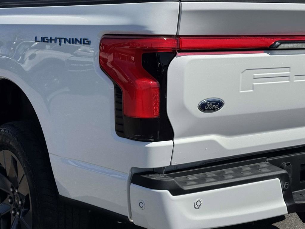Used 2022 Ford F150 Lightning Lariat image 8
