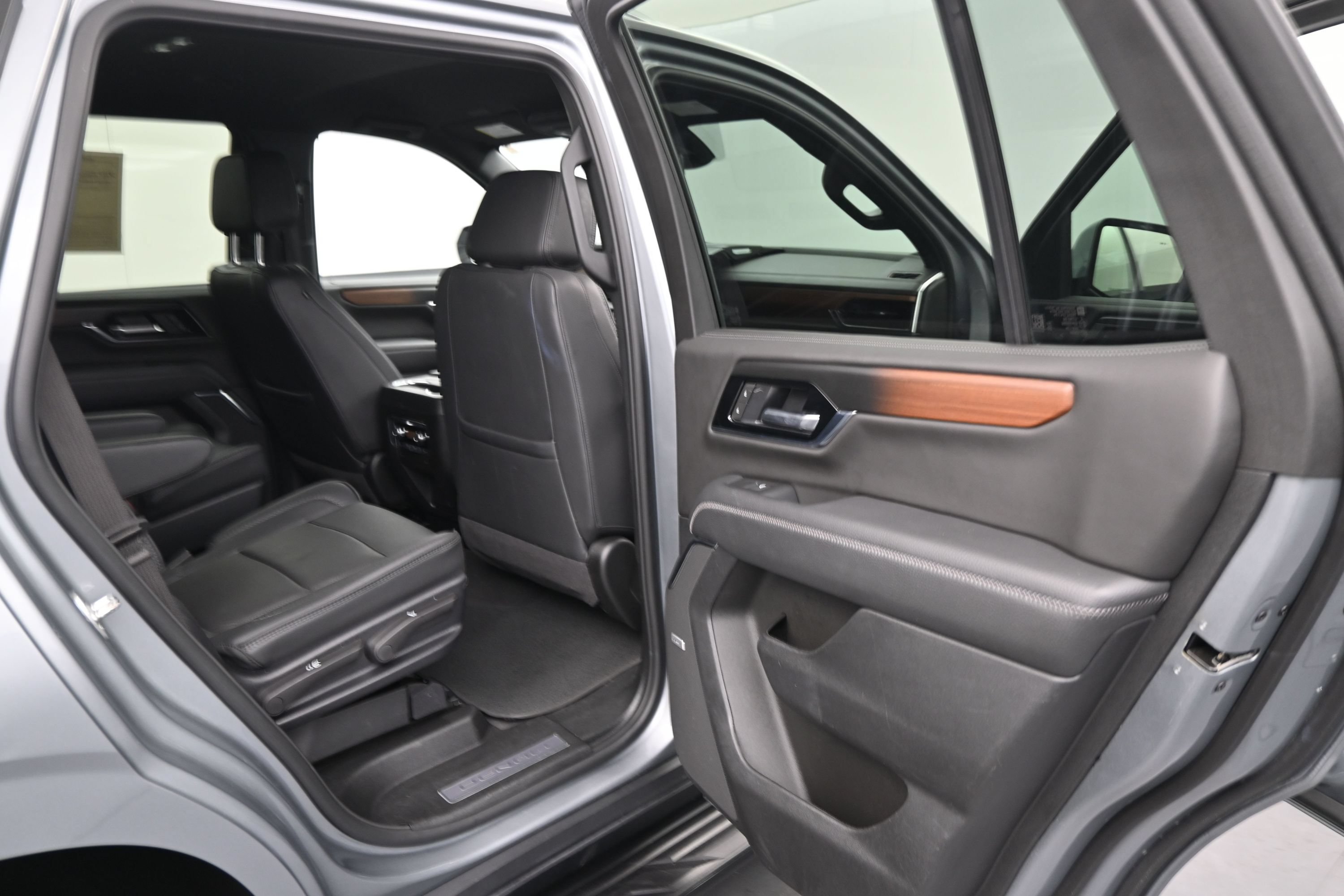 Used 2025 GMC Yukon Denali RWD image 12
