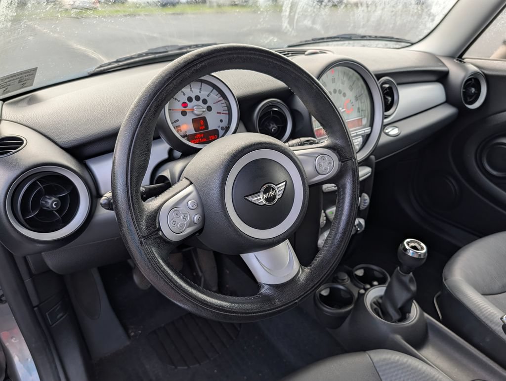 Used 2010 MINI Cooper Hardtop FWD image 2