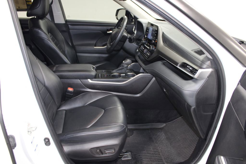Used 2022 Toyota Highlander XLE image 28