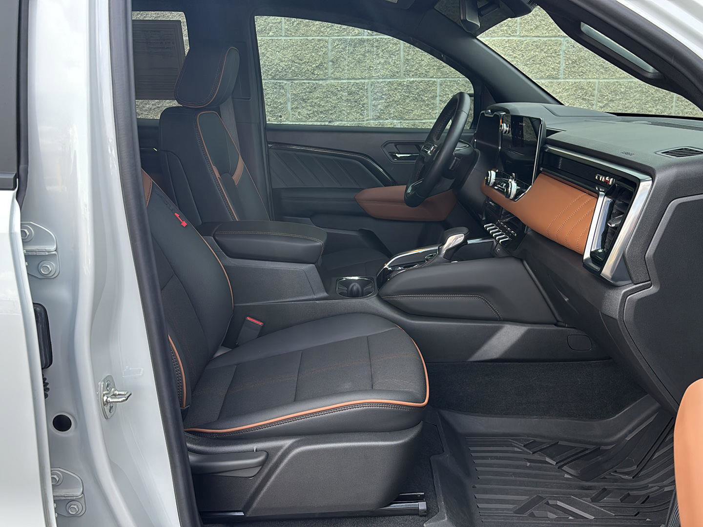 Used 2024 GMC Canyon AT4 w/ Technology Package image 18