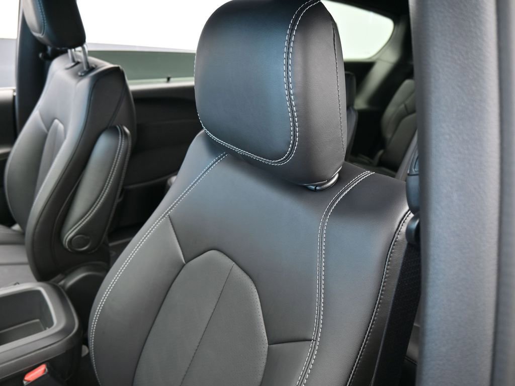 New 2026 Chrysler Pacifica Select FWD image 16