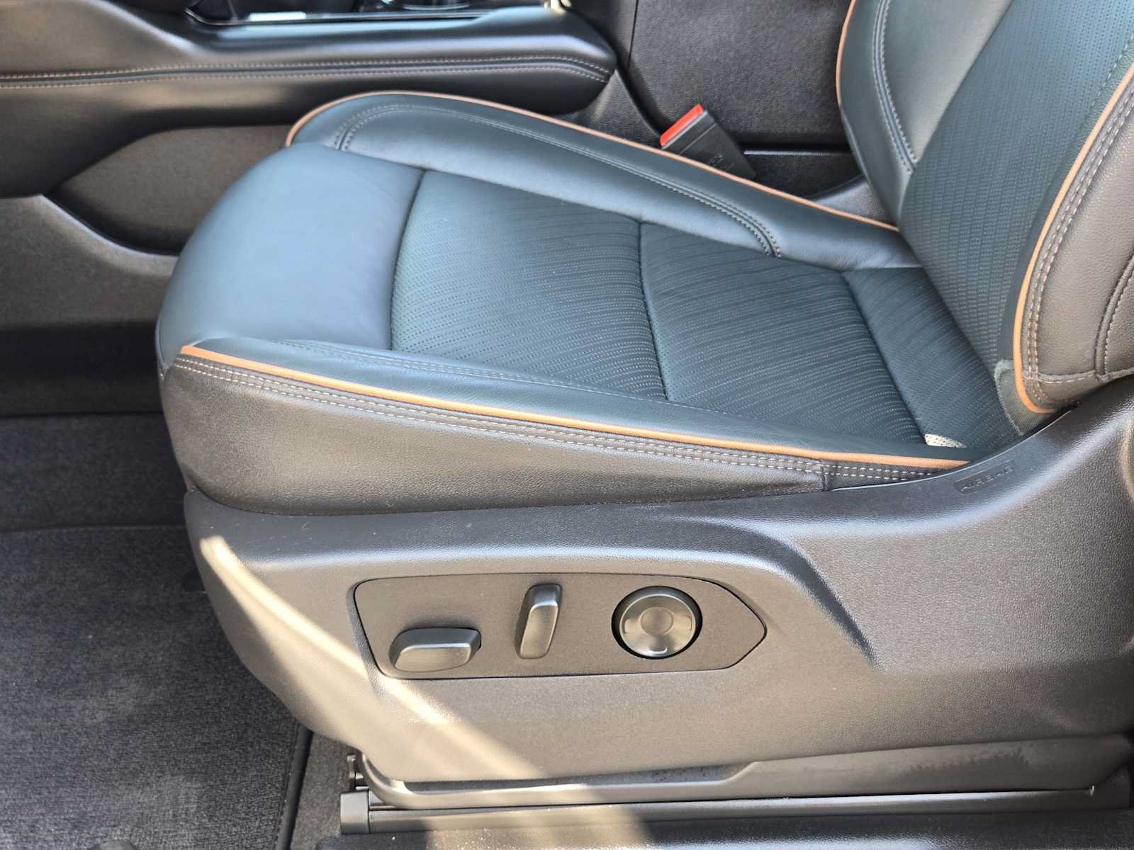 Certified 2025 GMC Yukon XL AT4 w/ AT4 Premium Package AWD/4WD image 24