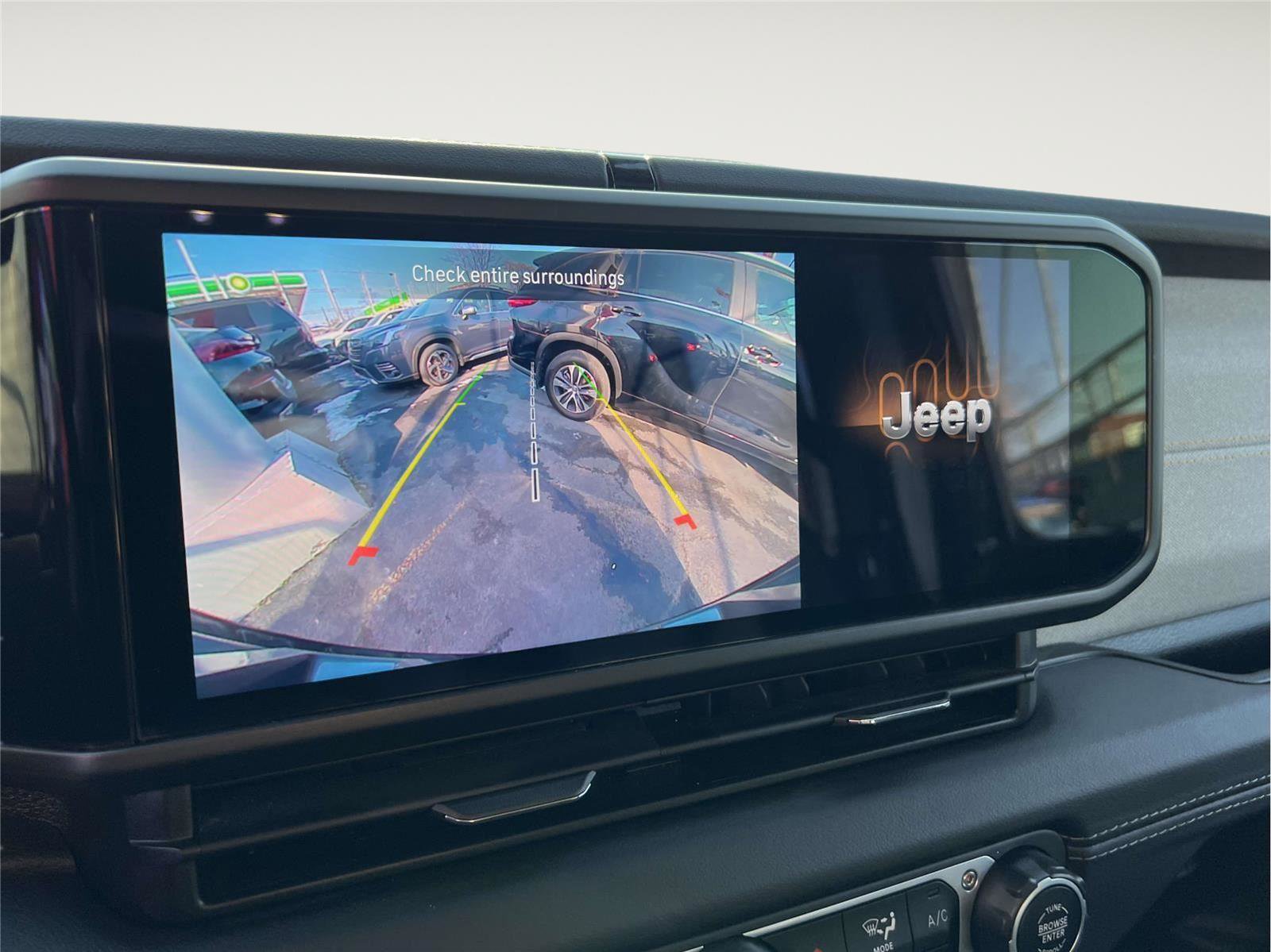 Used 2025 Jeep Wrangler Sahara image 28