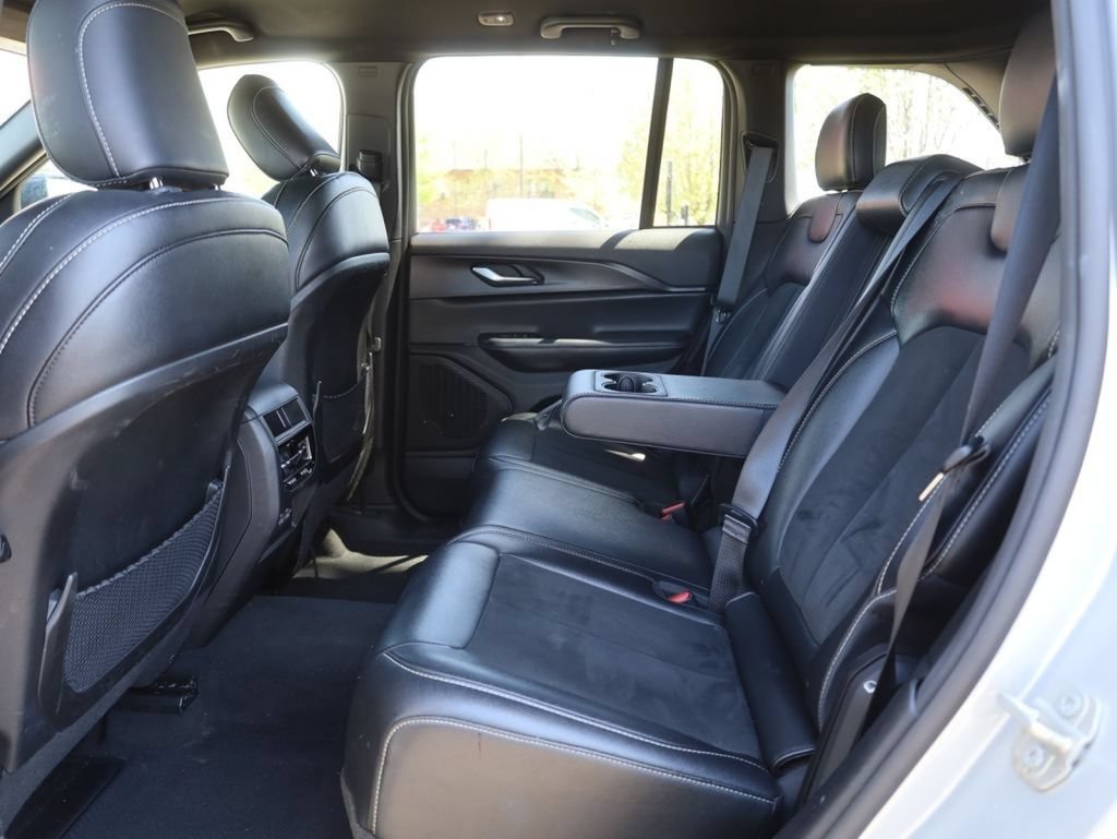 Used 2024 Jeep Grand Cherokee Altitude AWD/4WD image 17