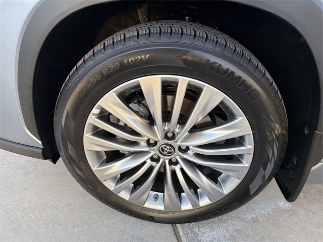 Certified 2022 Toyota Highlander Platinum image 32