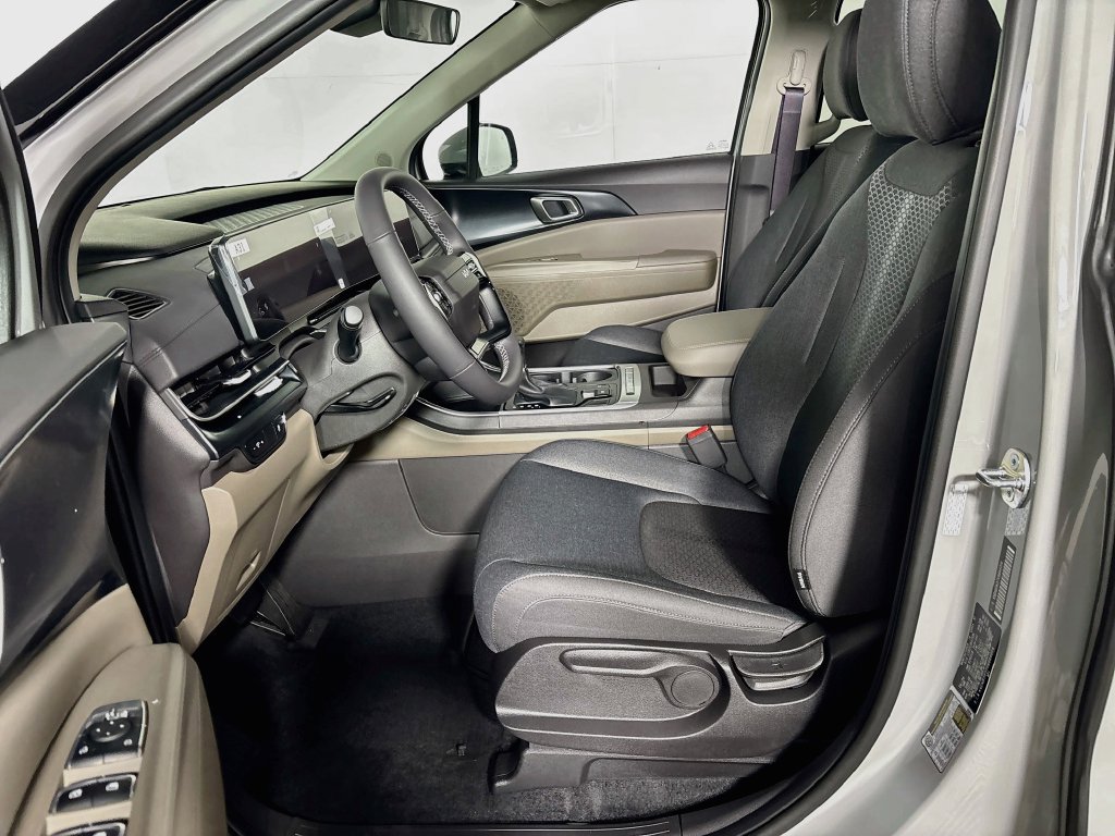 New 2027 Kia Carnival LX FWD image 11