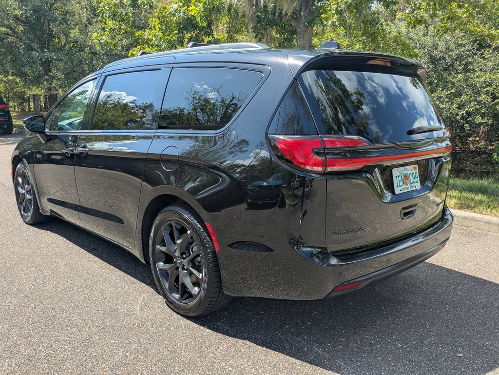 Used 2025 Chrysler Pacifica Limited FWD image 6