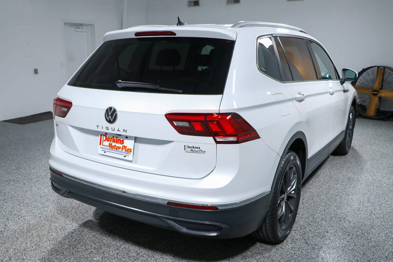 Used 2023 Volkswagen Tiguan SE w/ Panoramic Sunroof Package FWD image 7