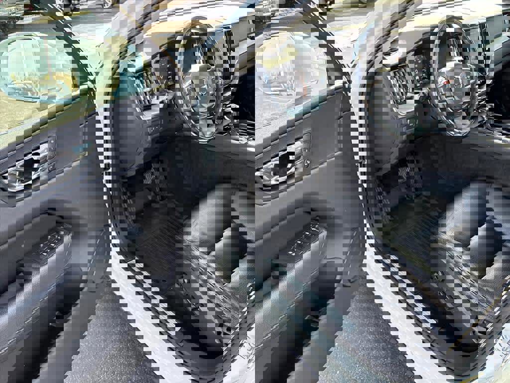 Used 2018 Volvo XC60 T6 Momentum w/ Convenience Package image 19