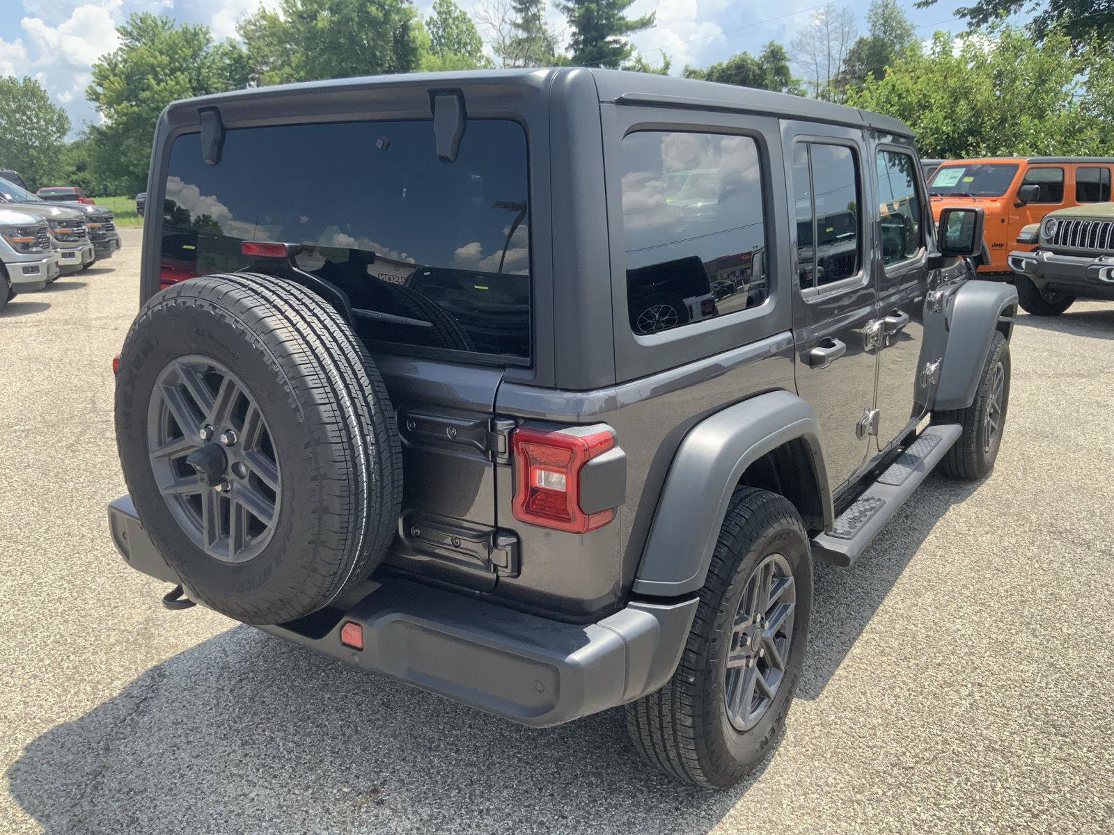 Used 2025 Jeep Wrangler Unlimited Sport AWD/4WD image 12