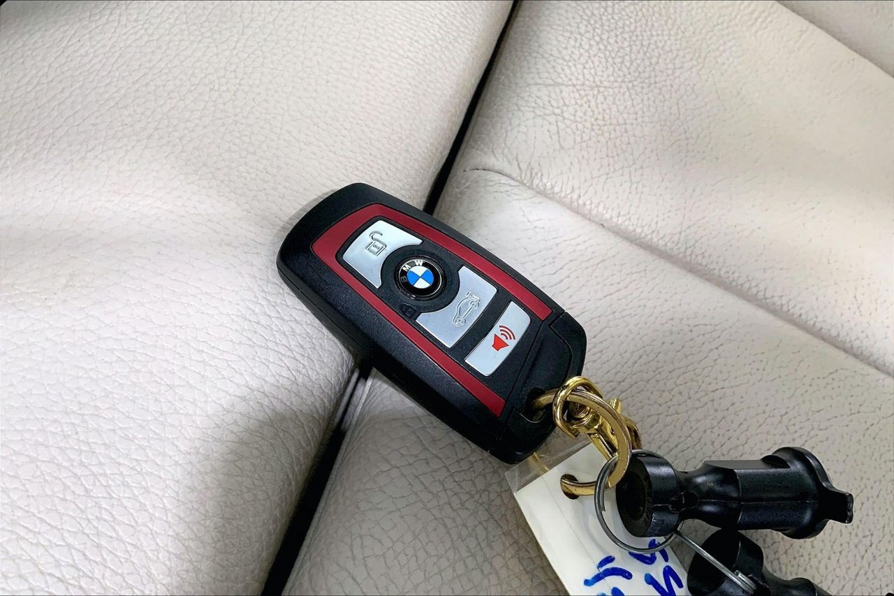 Used 2018 BMW 330i Sedan RWD image 11