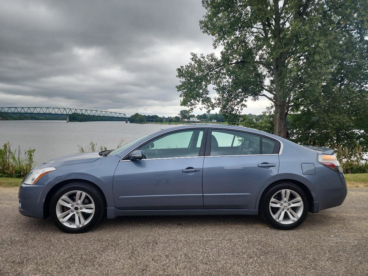 Used 2011 Nissan Altima 3.5 SR w/ 3.5SR Premium Pkg image 2