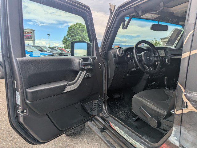 Used 2017 Jeep Wrangler Unlimited Rubicon w/ Connectivity Group AWD/4WD image 8