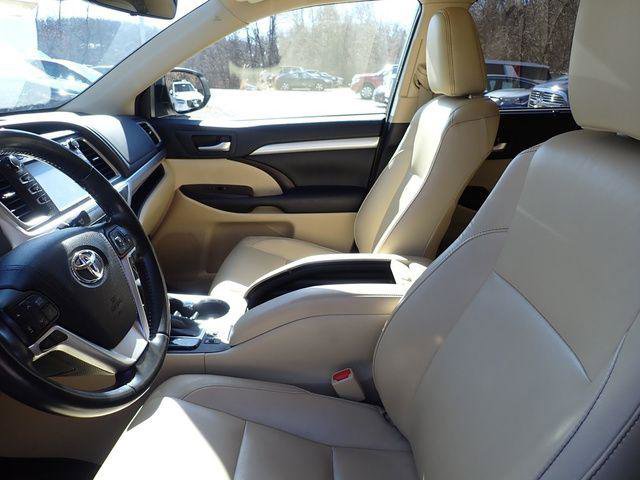 Certified 2017 Toyota Highlander XLE w/ Carpet Mat Package image 10